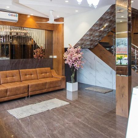 Hotel Hometown Near Us Embassy Bkc Mumbai Bagian luar foto